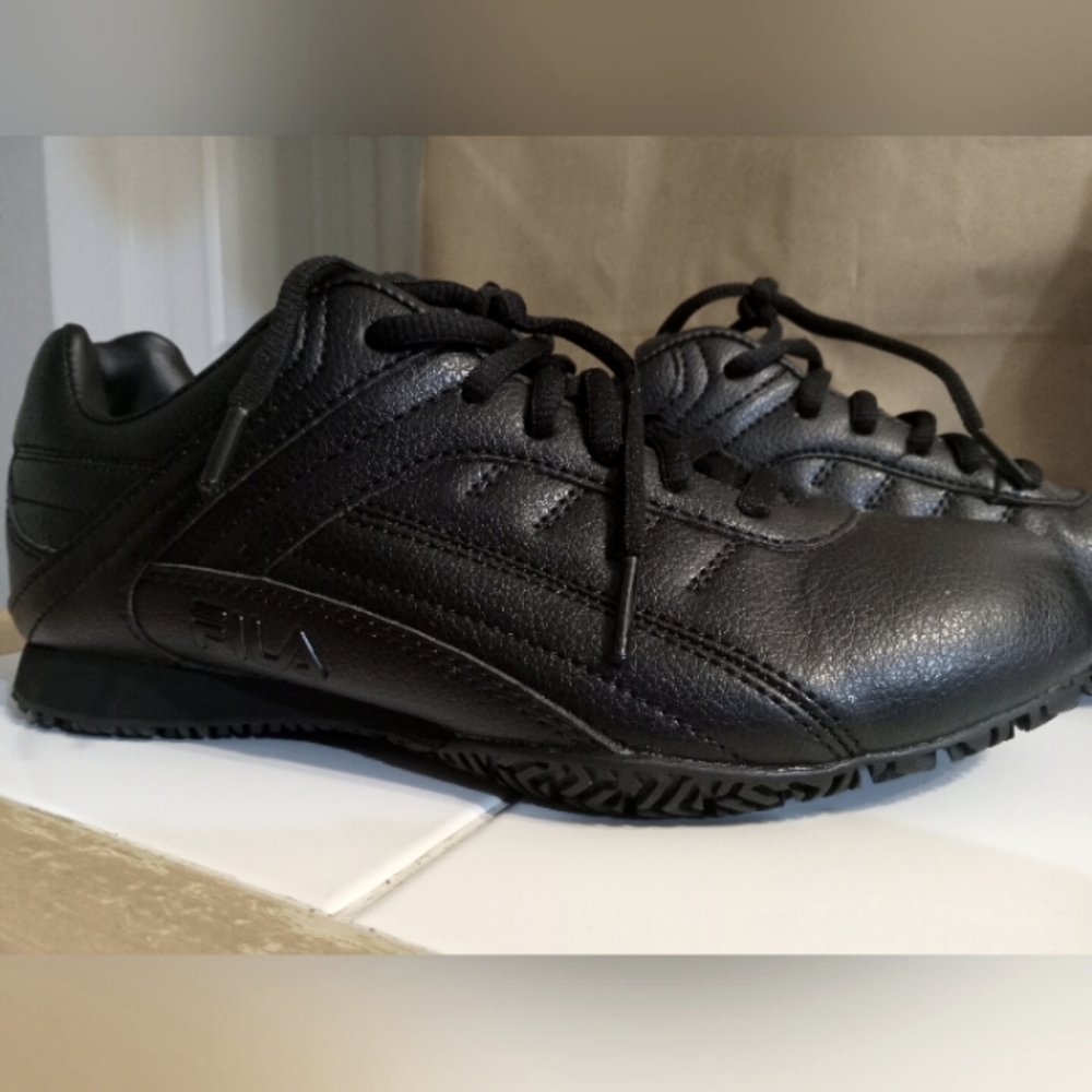 FILA WOMENS 7.5 (MEMORY FOAM/ NO SLIP)
